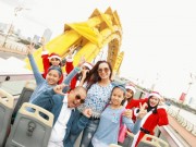 Người mẫu - Hoa hậu - Gia đình Thúy Hạnh &quot;cưỡi&quot; xe buýt mui trần dạo phố đón Noel