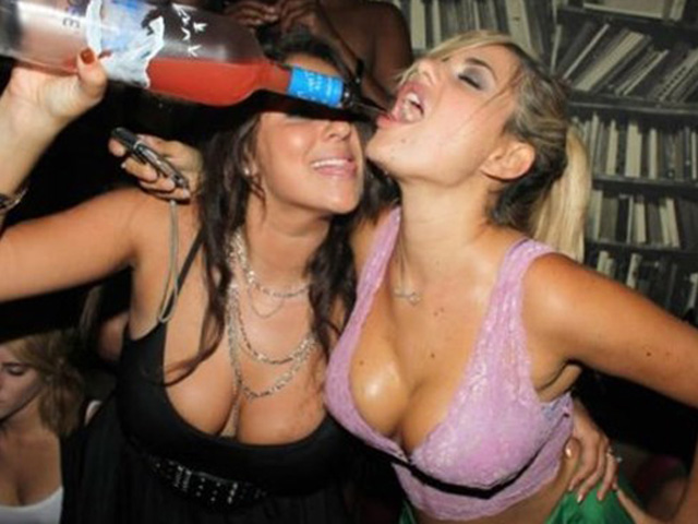 Tranh vui - Đón Noel, chị em vui thôi chớ vui... "quá đà"