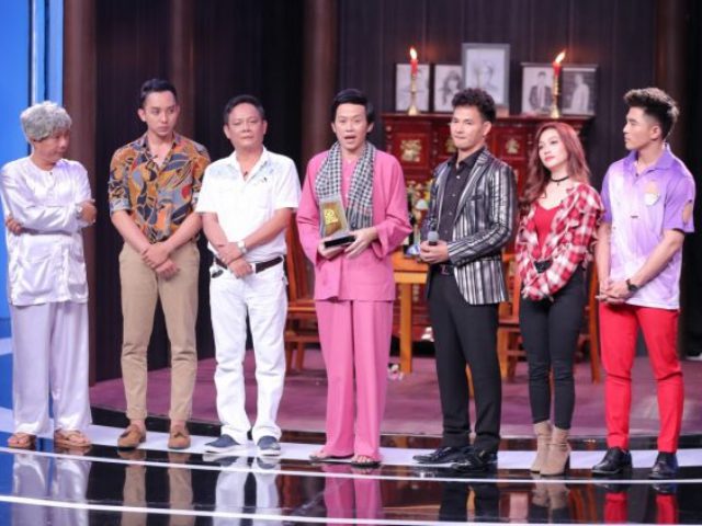 Giải trí - Trưởng phòng Hoài Linh trao cúp cho La Quốc Hùng vì "mê" trai đẹp