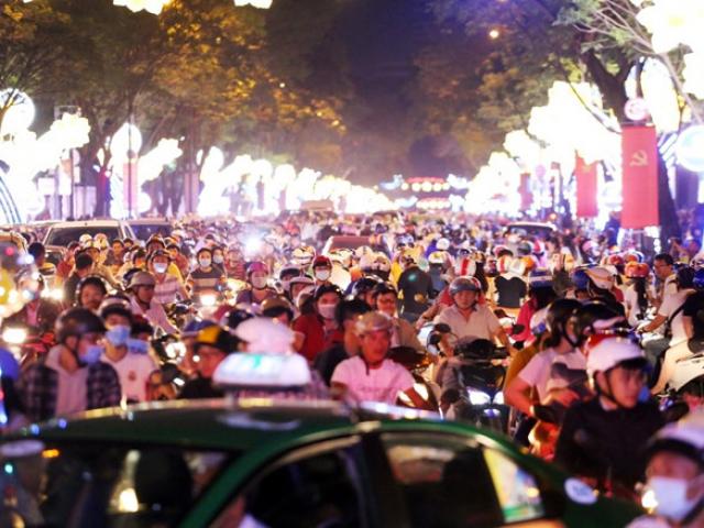Tin tức trong ngày - Dân ùn ùn xuống đường đêm Noel, trung tâm SG “tê liệt”
