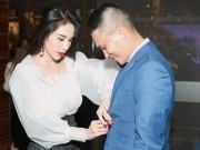 Đời sống Showbiz - Công Vinh tặng Thủy Tiên quả bóng bằng vàng thật