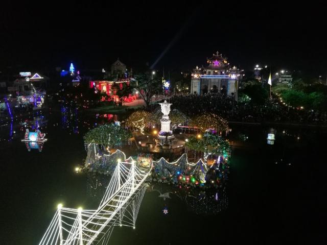 Tin tức trong ngày - “Kinh đô Công giáo” người chật như nêm trong đêm Noel