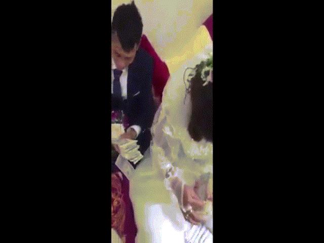 Bạn trẻ - Cuộc sống - Màn đếm tiền phong bì cưới khiến cô dâu, chú rể "khóc thét"