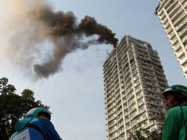 Tin tức trong ngày - Cháy dữ dội tại chung cư "5 sao" gần Hồ Tây