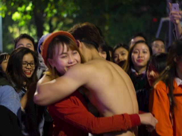 Bạn trẻ - Cuộc sống - Trai đẹp 6 múi "ôm miễn phí" náo loạn phố đi bộ Hồ Gươm