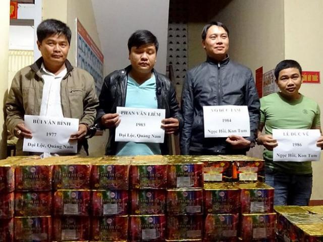 Thị trường - Tiêu dùng - "Tóm gọn" xe tải chở nửa tấn pháo đi tiêu thụ dịp Tết