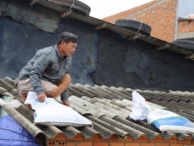 Tin tức trong ngày - Nóng 24h qua: Đường đi “lạ” của bão Tembin khiến người dân Nam Bộ thót tim