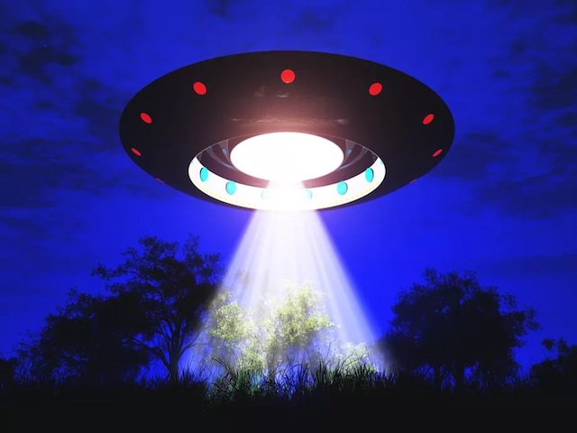 Công nghệ thông tin - Ông trùm phim kinh dị thừa nhận đã từng tiếp xúc với UFO