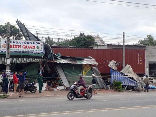 Tin tức trong ngày - Container tông nát 3 cửa hàng liền kề, 10 người thoát chết