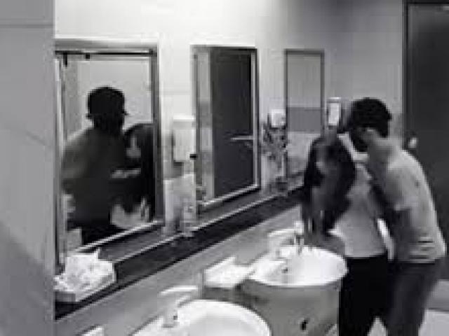 Pháp luật - “Yêu râu xanh” hãm hiếp bé gái 9 tuổi trong nhà vệ sinh