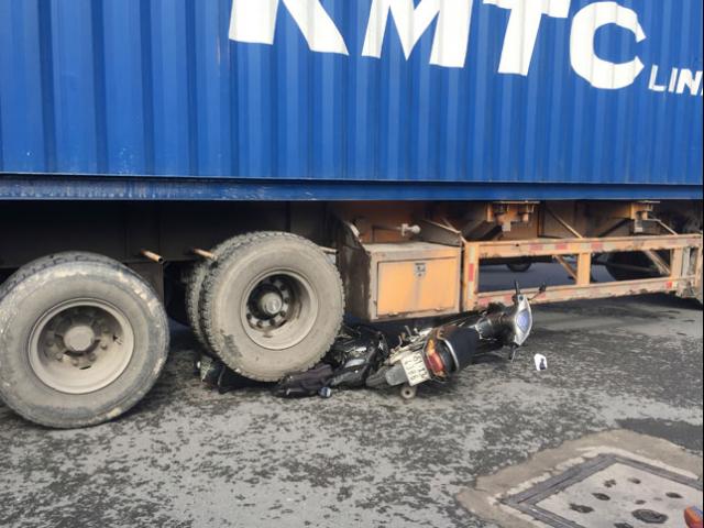Tin tức trong ngày - Camera ghi lại cảnh container cán 2 xe máy, hai người bị cuốn xuống gầm