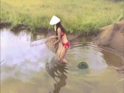 Bạn trẻ - Cuộc sống - Cô gái Việt mặc bikini bắt cá khiến dân mạng &quot;phát sốt&quot;