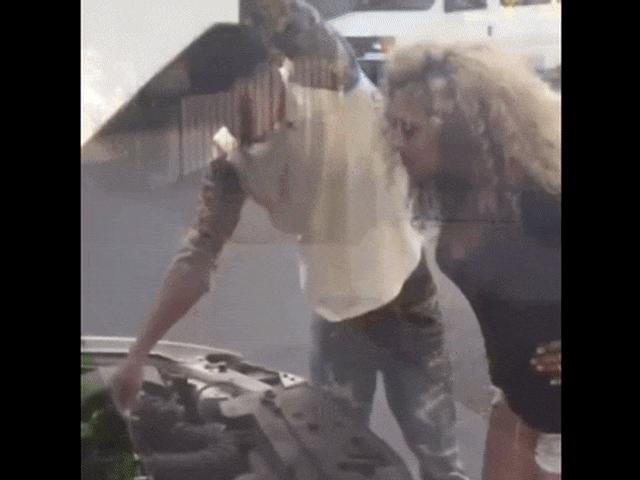 Tranh vui - Thanh niên "cay cú" khi phát hiện gái xinh đã có bồ