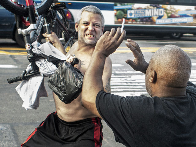 Thể thao - Hỗn chiến "UFC đường phố": 1 chọi 2, nhảy lên nóc xe như phim