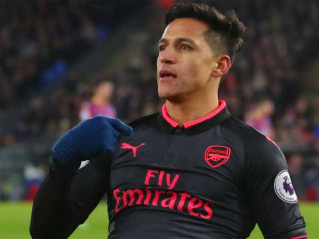 Bóng đá - Arsenal thắng nhọc: Wenger san bằng kỷ lục Sir Alex, Sanchez bị nghi "mưu phản"