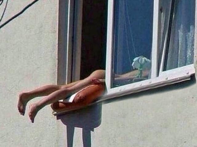 Bạn trẻ - Cuộc sống - Bị bắt quả tang ngoại tình, cô bồ treo lơ lửng trong bộ đồ thiếu vải