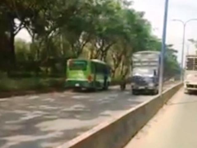 Clip: Xe buýt chạy ngược chiều giữa phố Sài Gòn