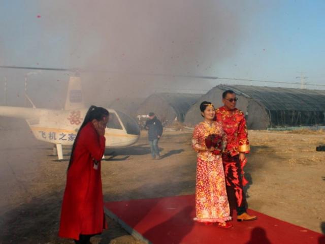 Phi thường - kỳ quặc - TQ: Thanh niên làng "chơi trội", bỏ 350 triệu thuê trực thăng đón dâu