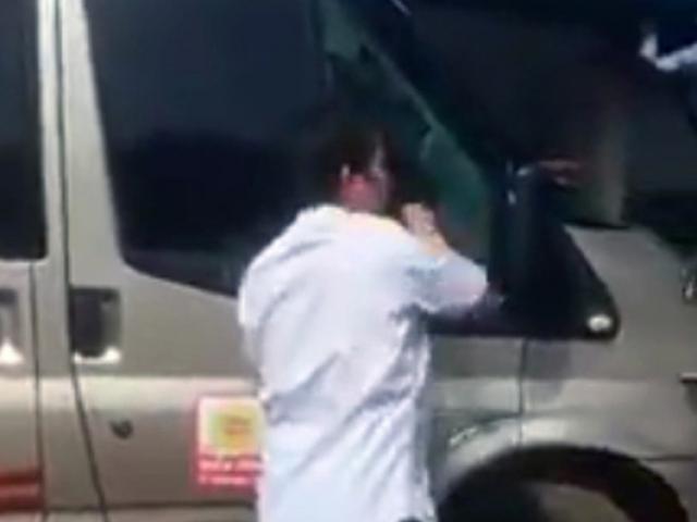 Làm rõ clip tranh cãi với tài xế, tố CSGT đập vỡ kính xe khách