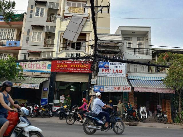 Tin tức trong ngày - 3 công nhân nằm bất động tại ban công của căn nhà sau tiếng nổ lớn