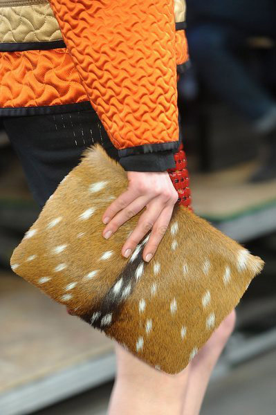 Mùa lạnh không thể thiếu túi lông xa xỉ! - 1