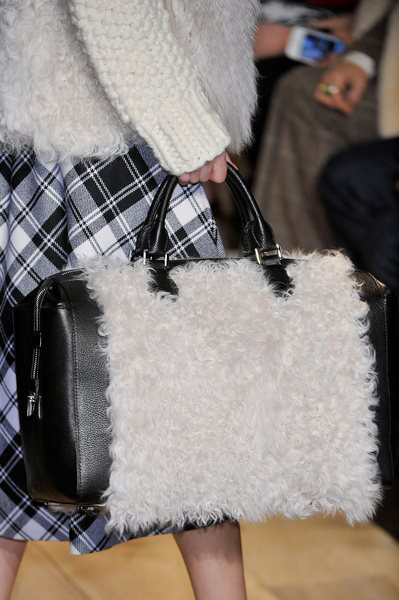Mùa lạnh không thể thiếu túi lông xa xỉ! - 11