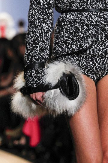 Mùa lạnh không thể thiếu túi lông xa xỉ! - 12