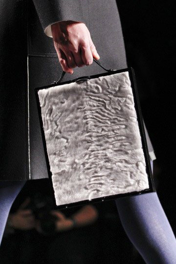 Mùa lạnh không thể thiếu túi lông xa xỉ! - 13