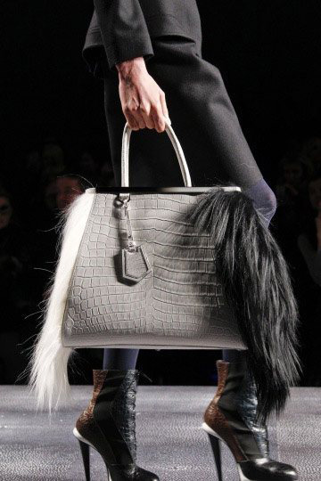 Mùa lạnh không thể thiếu túi lông xa xỉ! - 14