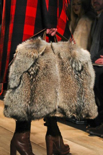 Mùa lạnh không thể thiếu túi lông xa xỉ! - 16