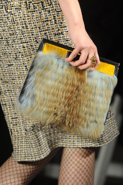 Mùa lạnh không thể thiếu túi lông xa xỉ! - 2