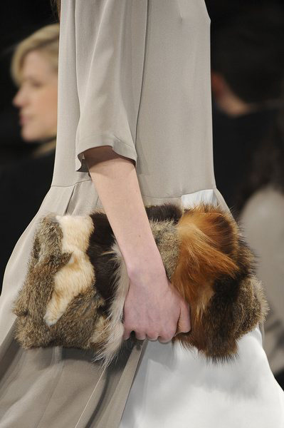 Mùa lạnh không thể thiếu túi lông xa xỉ! - 5