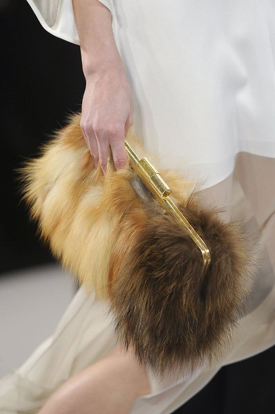 Mùa lạnh không thể thiếu túi lông xa xỉ! - 6