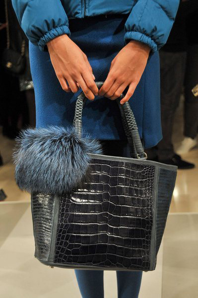 Mùa lạnh không thể thiếu túi lông xa xỉ! - 9