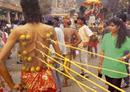 6 nghi thức rùng rợn nhất thế giới - 3