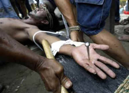 6 nghi thức rùng rợn nhất thế giới - 4