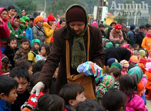 Những tấm lòng sưởi ấm giá lạnh Khâu Vai - 3