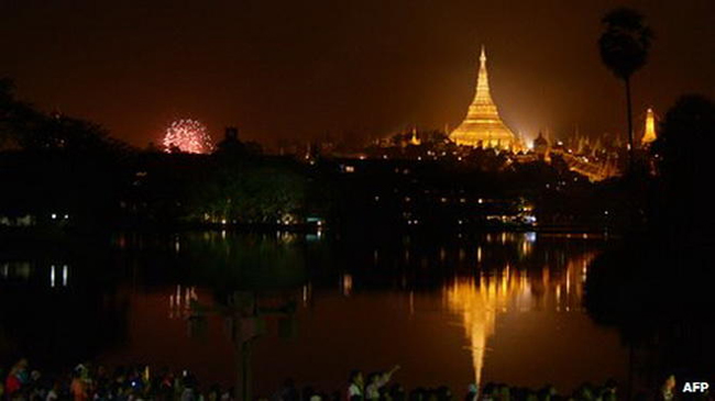 Lần đầu tiên người dân Myanmar được tham gia các hoạt động đón chào năm mới - Ảnh: Reuters