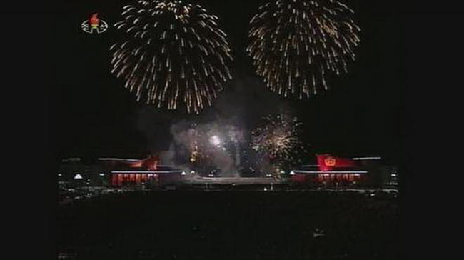 Pháo hoa mừng năm mới ở Bình Nhưỡng, CHDCND Triều Tiên - Ảnh: Sky News