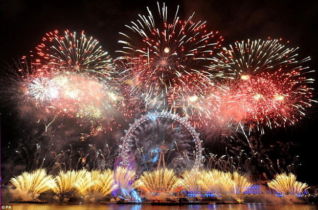 Pháo hoa rực sáng trên bầu trời London, Anh - Ảnh: PA
