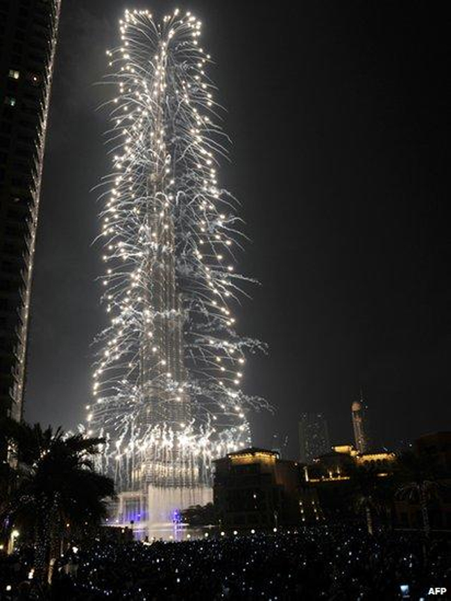 Pháo hoa rực sáng quanh tháp Burj Khalifa, Dubai - Ảnh: AFP