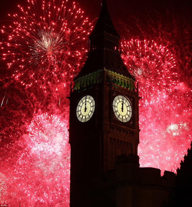 Pháo hoa mừng năm mới ở London, Anh - Ảnh: PA