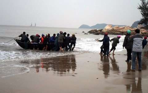 Quảng Bình: Thêm 8 ngư dân mất tích trên biển - 1