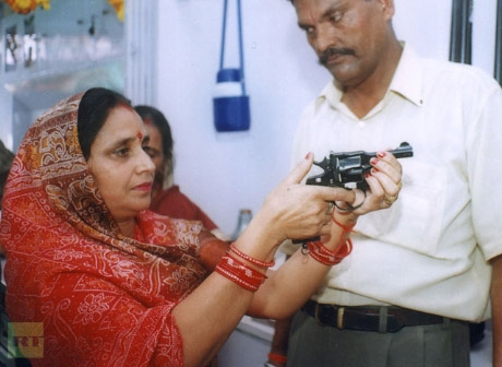 Phụ nữ Ấn Độ sẽ dùng súng để tự vệ - 1