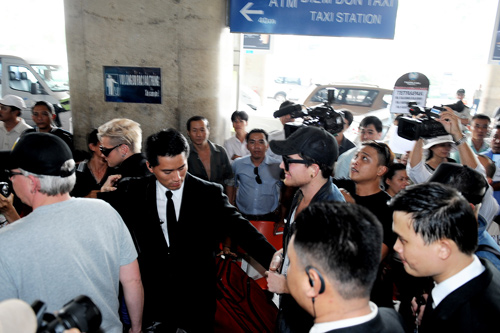 Adam Lambert và bạn trai sang Việt Nam - 6
