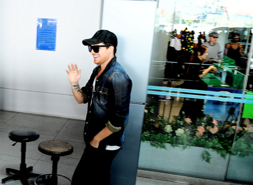 Adam Lambert và bạn trai sang Việt Nam - 1
