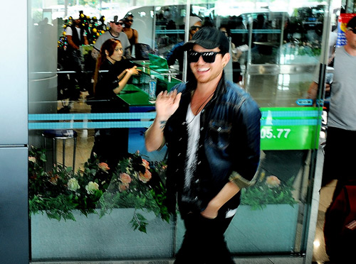 Adam Lambert và bạn trai sang Việt Nam - 3