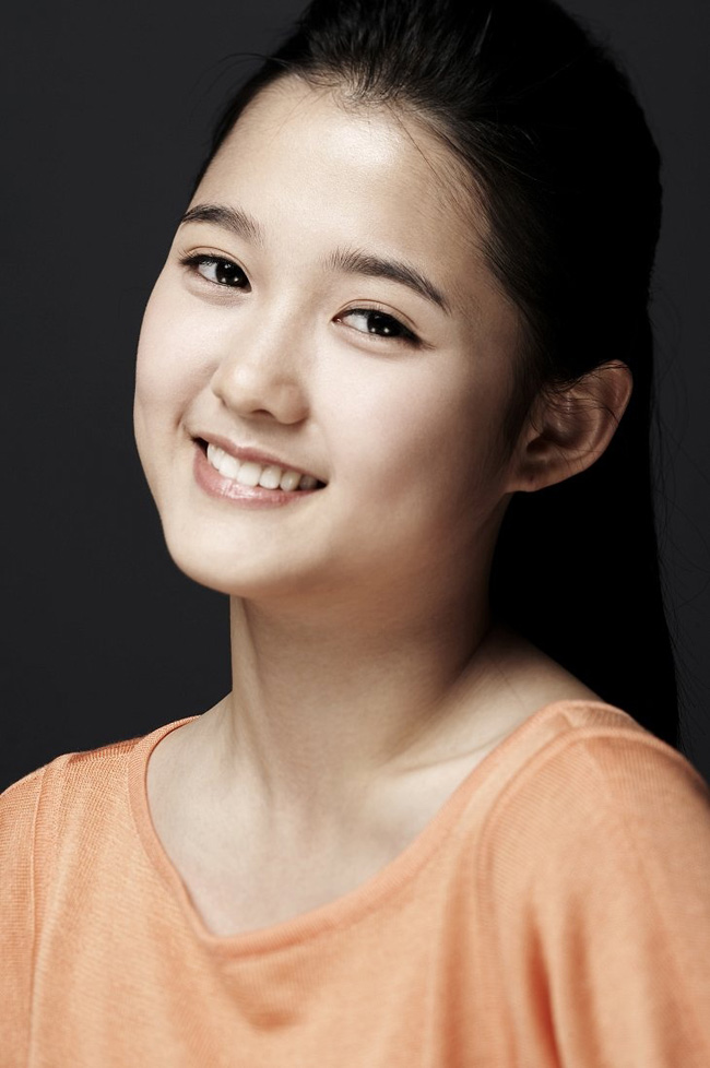Nữ diễn viên Nam Bo Ra, là con gái thứ hai trong một gia đình có tới 8 anh em trai và 5 chị em gái. Cô được khen ngợi qua vai diễn công chúa trong bộ phim Mặt trăng ôm mặt trời.