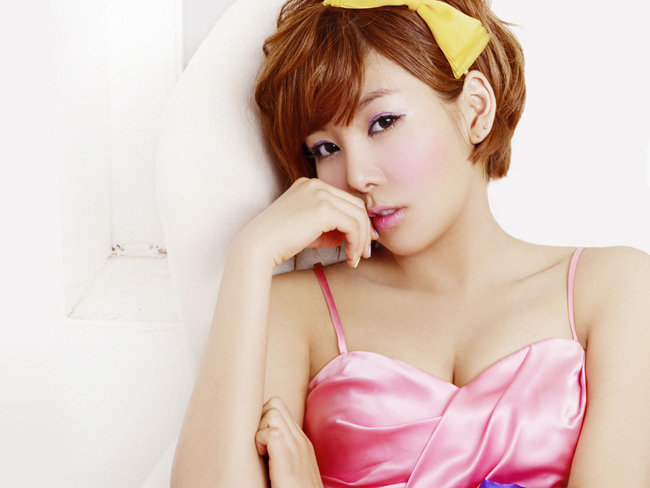 Raina là thành viên nhóm After School và nhóm Orange-Caramel, cao 1m66, ra mắt năm 2009