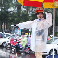 Tin tức trong ngày - Tò mò nhìn nữ CSGT điều khiển giao thông